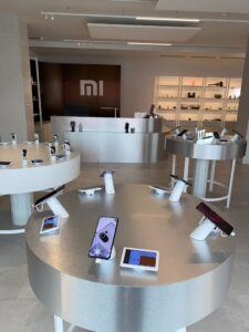 在桌子上展示产品的 Mii 商店