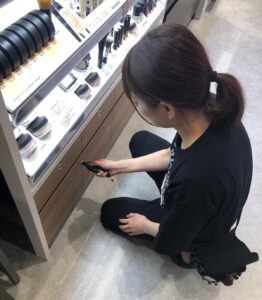 在美容保健场所使用智能锁的女士