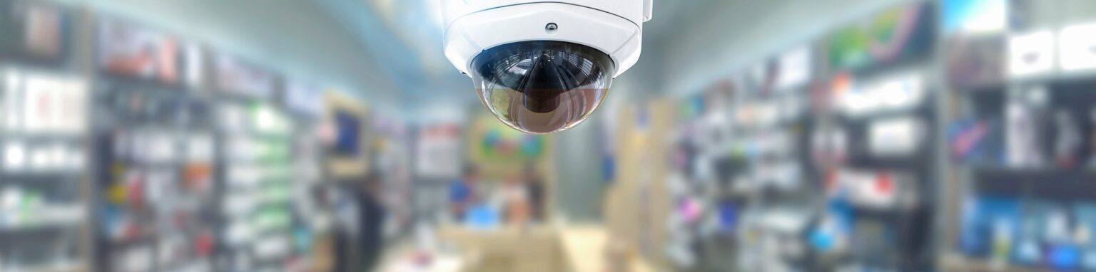 CCTV 安全全景，背景模糊的商店店铺。