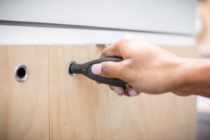 使用关联InVue OneKEY 打开一个安全的零售柜，演示访问控制。