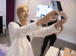 一名携带Samsung 设备的男子