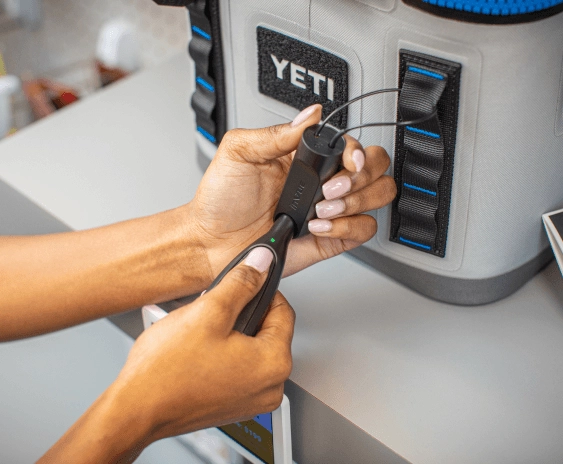 OneKEY 打开 Yeti 冷却器上的锁