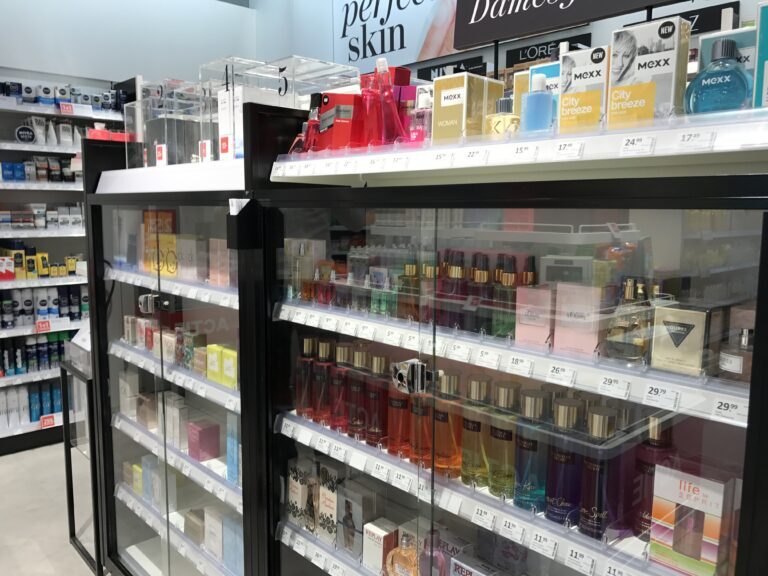 采用智能锁的玻璃展示柜，用于陈列香水、乳液、香氛及其他产品。