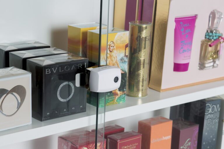一款适用于玻璃展示柜的电子钥匙锁，用于保护美容产品。