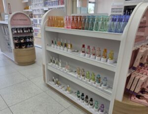一家提供安防解决方案的香水店，店内陈列着试用装供顾客体验