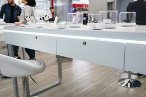 Claro 商店中的抽屉带有自锁抽屉和门锁，可确保内部物品的安全。