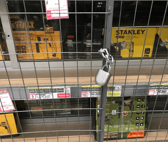 Padlock 用 Stanley 和 DeWalt 工具固定笼子