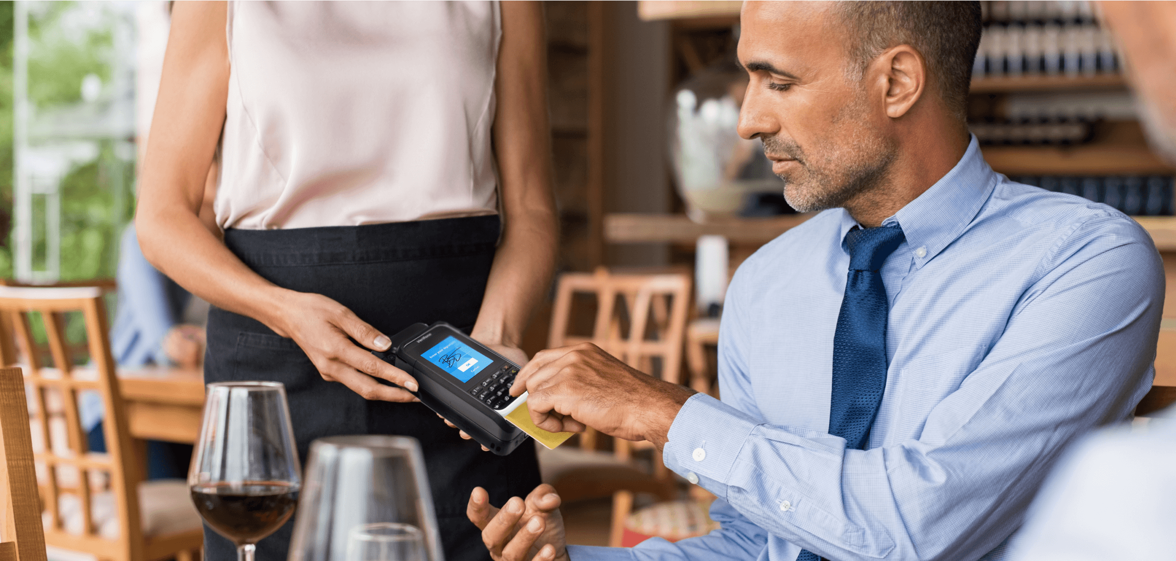 男子在餐厅使用mPOS 手持手提箱完成支付。