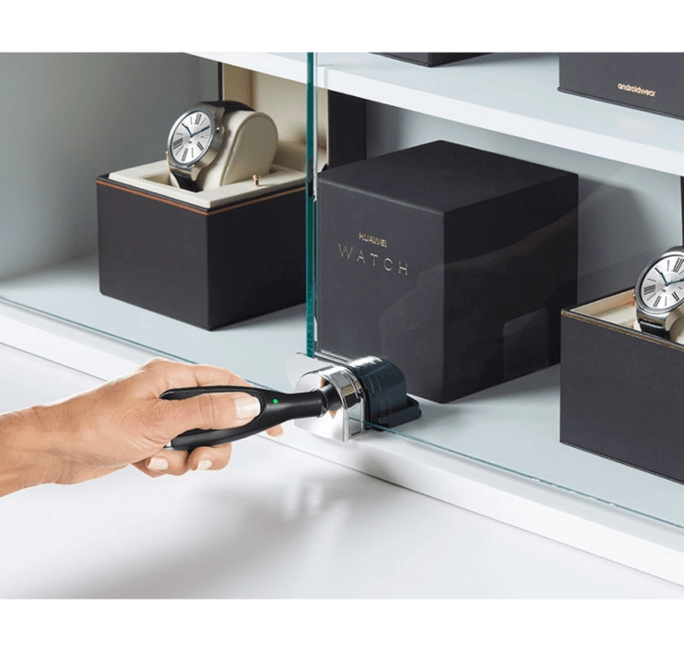 自锁式Showcase Lock 通过以下方式解锁OneKEY