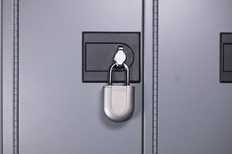 Padlock 储物柜上