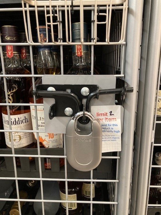 Padlock 在 Meijer 商店保护笼子里的酒瓶