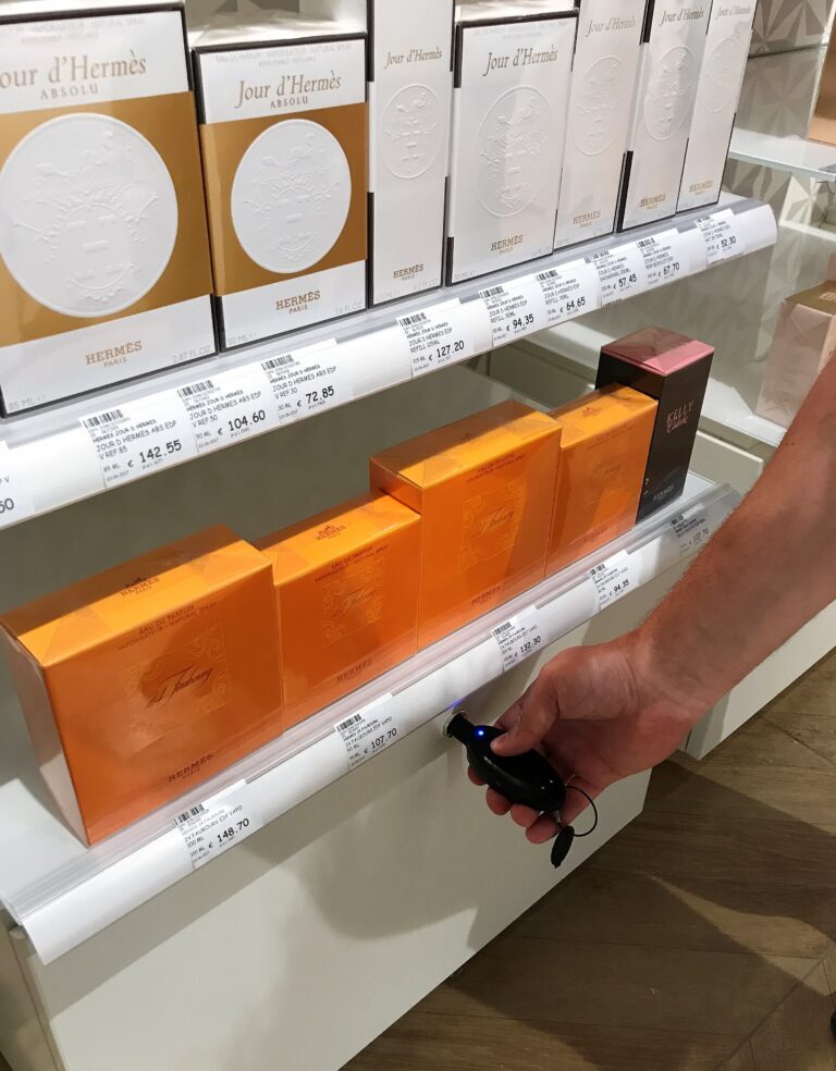 带智能锁的抽屉，用于存放香水和香氛产品，供员工分发给顾客或补充试用装。