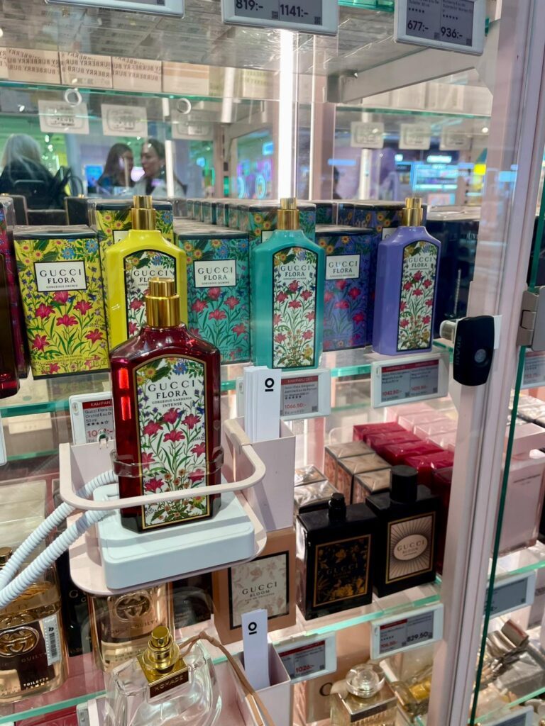 零售店中，香氛试用装通过Zips 固定，以防被盗。