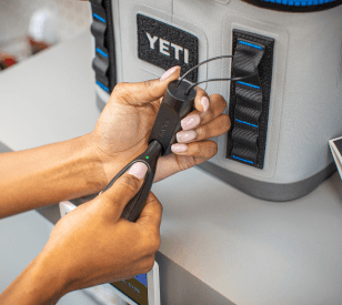 OneKEY 解锁固定在 Yeti 冷却器上的缆锁锚