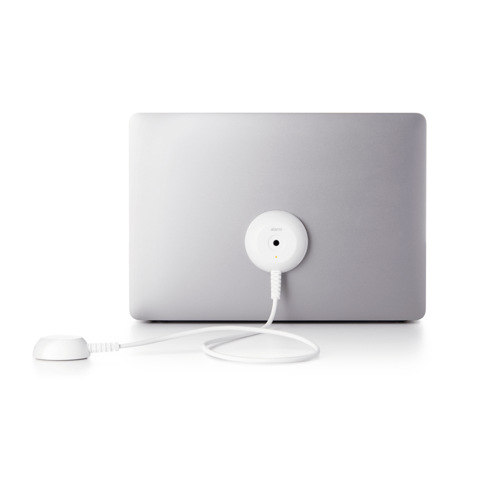 白色Laptop AOP 与银色笔记本电脑相连
