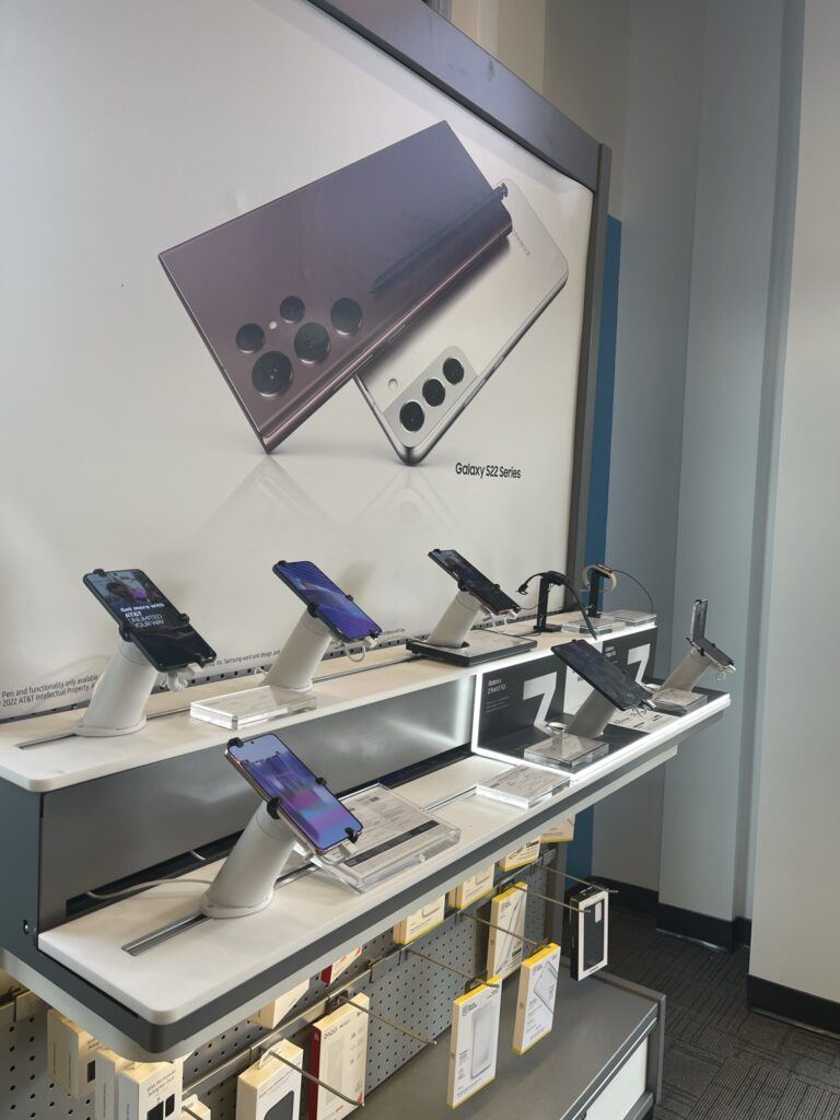 LIVE OnePOD 在 AT&T 商店展示手机和 iPad