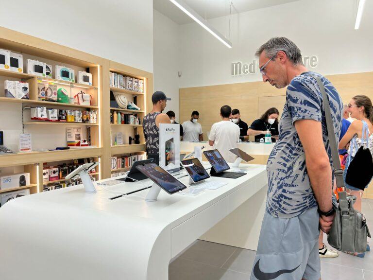 LIVE OnePOD 在意大利商店展示手机和 iPad