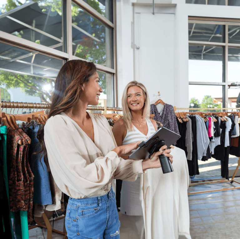 店内 POS 机与两位女士