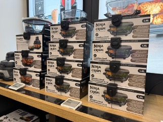 InVue的包装保护方案：Package Wrap 角部保护装置，用于保护零售大卖场中的商品。